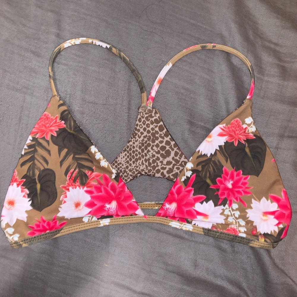 Acacia Lei Day Shaka top
